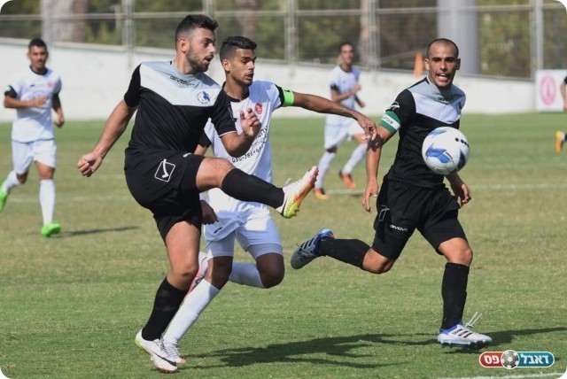 אמזלג מימין ועטר משמאל